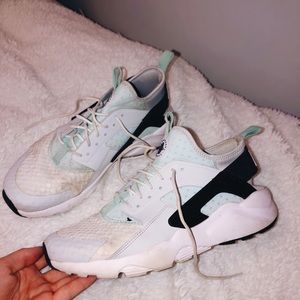 Nike Harache Sneakers (size 9)